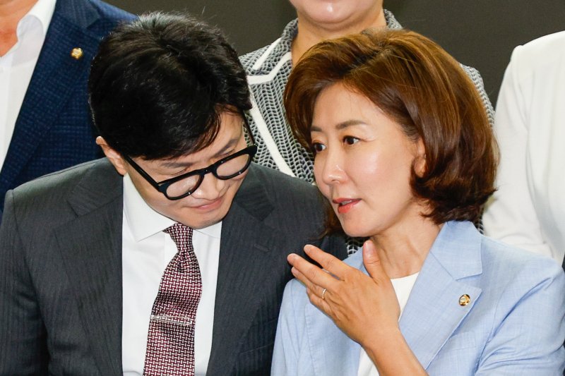 국민의힘 당대표 선거에 출사표를 던진 한동훈 전 비상대책위원장(왼쪽)과 나경원 의원이 2024년 6월 24일 오전 서울 여의도 국회의원회관에서 ‘헌법 제84조 논쟁, 피고인이 대통령 되면 재판이 중단되는가?’를 주제로 열린 국민의힘 초선의원 첫번째 공부모임에 참석해 대화하고 있다. 2024.6.24/뉴스1 ⓒ News1 안은나 기자