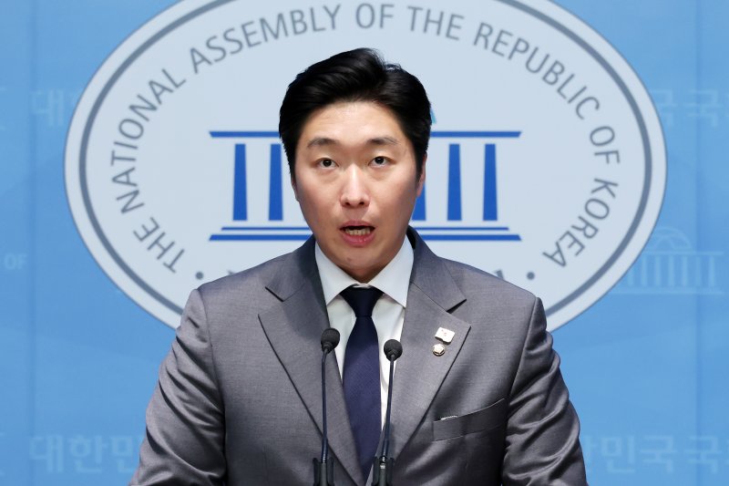 [서울=뉴시스] 조성우 기자 = 백범 김구 선생 증손자인 김용만 더불어민주당 의원이 17일 오후 서울 여의도 국회 소통관에서 김문수 고용노동부 장관이 지난 14일 대정부질문에서 백범 김구 선생 국적을 묻는 말에 중국 국적이라는 이야기가 있다고 답변한 것에 대한 규탄 기자회견을 하고 있다. 2025.02.17. xconfind@newsis.com <저작권자ⓒ 공감언론 뉴시스통신사. 무단전재-재배포 금지.> /사진=뉴시스화상