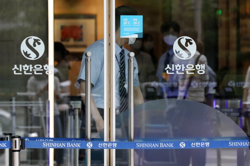 서울 중구 신한은행 본사 출입문 통행이 통제되고 있다. 2020.7.1/뉴스1 ⓒ News1 민경석 기자