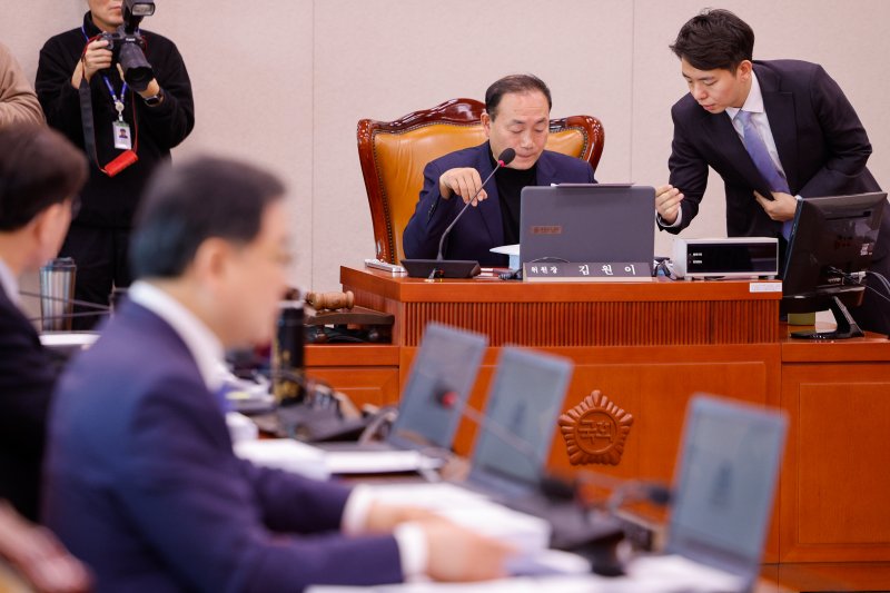 17일 서울 여의도 국회 산업통상자원중소벤처기업위원회에서 열린 제422회국회(임시회) 제1차 산업통상자원특허소위원회에서 김원이 소위원장이 반도체 특별법, 에너지 3법 등 논의를 위해 회의를 주재하고 있다. 2025.2.17/뉴스1 ⓒ News1 안은나 기자
