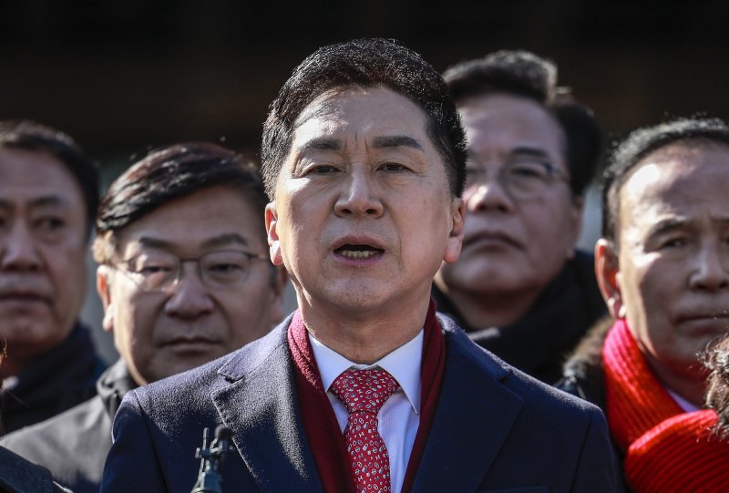 [서울=뉴시스] 정병혁 기자 = 김기현 국민의힘 의원이 17일 서울 종로구 헌법재판소 앞에서 윤석열 대통령 최소한 방어권 보장 촉구 및 불공정성 규탄과 관련해 헌법재판소 사무처장을 면담하기에 앞서 열린 기자회견에서 발언하고 있다. 2025.02.17. jhope@newsis.com