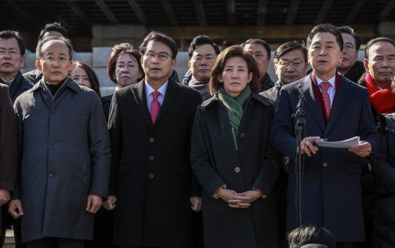 [서울=뉴시스] 정병혁 기자 = 김기현, 나경원, 윤상현 국민의힘 의원을 비롯한 여당 의원들이 17일 서울 종로구 헌법재판소 앞에서 윤석열 대통령 최소한 방어권 보장 촉구 및 불공정성 규탄과 관련해 헌법재판소 사무처장을 면담하기에 앞서 기자회견을 하고 있다. 2025.02.17. jhope@newsis.com