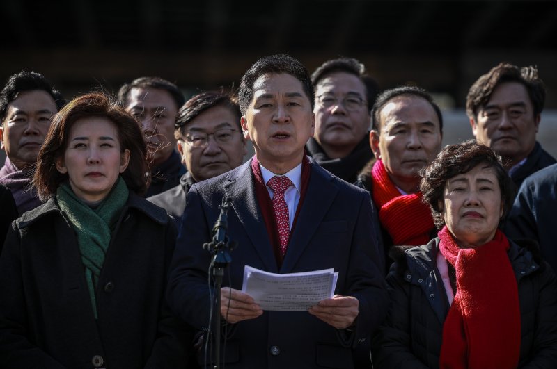 [서울=뉴시스] 정병혁 기자 = 김기현 국민의힘 의원이 17일 서울 종로구 헌법재판소 앞에서 윤석열 대통령 최소한 방어권 보장 촉구 및 불공정성 규탄과 관련해 헌법재판소 사무처장을 면담하기에 앞서 열린 기자회견에서 발언하고 있다. 2025.02.17. jhope@newsis.com