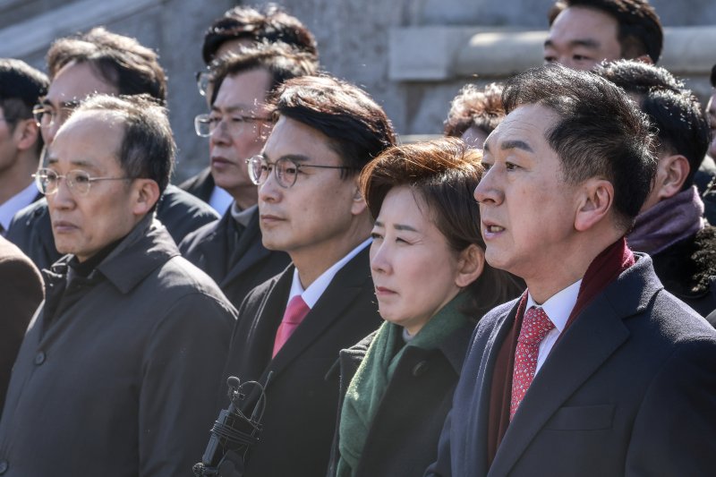 [서울=뉴시스] 정병혁 기자 = 김기현, 나경원, 윤상현 국민의힘 의원을 비롯한 여당 의원들이 17일 서울 종로구 헌법재판소 앞에서 윤석열 대통령 최소한 방어권 보장 촉구 및 불공정성 규탄과 관련해 헌법재판소 사무처장을 면담하기에 앞서 기자회견을 하고 있다. 2025.02.17. jhope@newsis.com