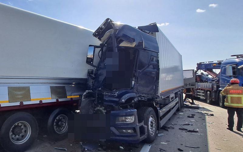 익산 호남고속도로서 화물차 3대 추돌…1명 심정지