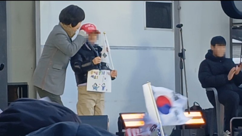 지난 13일 오후 3시쯤 헌법재판소 일대에서 열린 보수 집회에서 한 어린이가 무대에 올라 '양양가'를 비롯한 탄핵 반대 노래를 불렀다.2025.2.13/뉴스1 ⓒ News1 이강 기자
