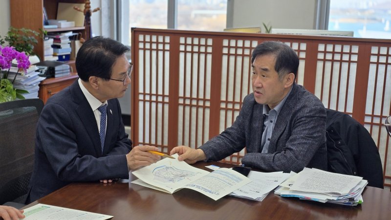 심덕섭 고창군수(왼쪽)가 17일 맹성규 국회 국토교통위원장과 면담을 갖고 서해안철도망의 국가계획반영을 건의하고 있다.2025.2.17(고창군 제공. 재판매 및 DB금지)/뉴스1