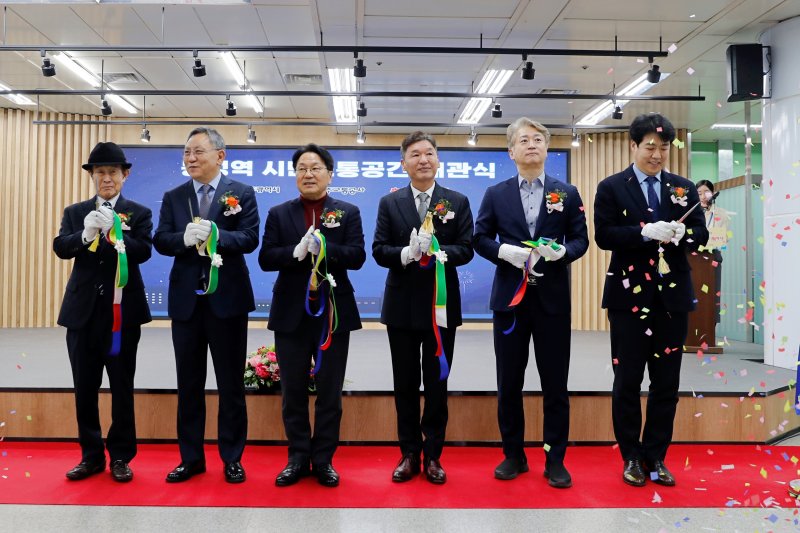 [광주=뉴시스] 이창우 기자=광주신세계는 17일 오후 광주 지하철 농성역에서 강기정 광주시장을 비롯해 이동훈 광주신세계 대표이사, 김이강 서구청장, 조익문 광주교통공사 사장, 강수훈 광주시의원 등 100여명이 참석한 가운데 '꿀잼도시 광주' 구현을 위해 조성한 '농성역 시민 소통 공간' 개관식을 개최했다. 2025.02.17 (사진=광주신세계 제공) photo@newsis.com