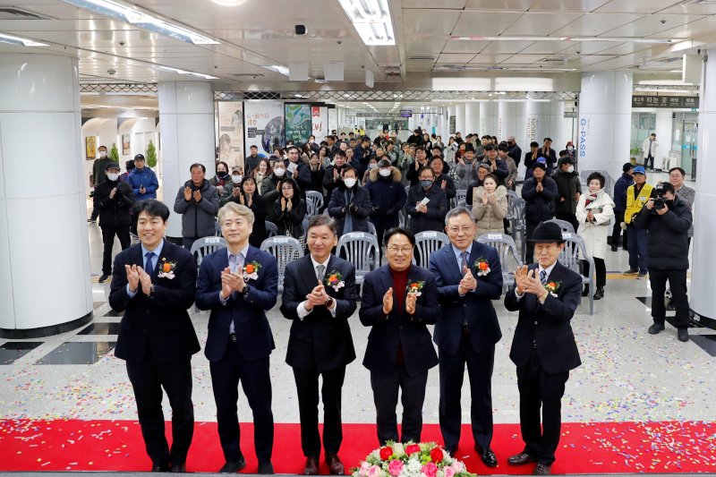 [광주=뉴시스] 이창우 기자=광주신세계는 17일 오후 광주 지하철 농성역에서 강기정 광주시장을 비롯해 이동훈 광주신세계 대표이사, 김이강 서구청장, 조익문 광주교통공사 사장, 강수훈 광주시의원 등 100여명이 참석한 가운데 '꿀잼도시 광주' 구현을 위해 조성한 '농성역 시민 소통 공간' 개관식을 개최했다. 2025.02.17 (사진=광주신세계 제공) photo@newsis.com