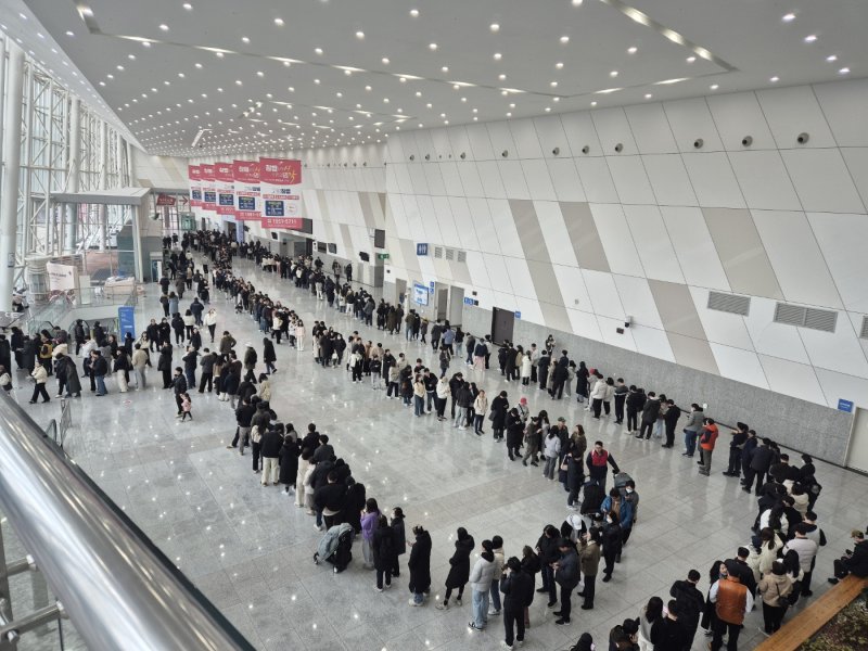 [고양=뉴시스] 경기 고양시 킨텍스 제2전시장 6A 홀에 개장한 창릉지구 공공분양 견본주택을 관람하기 위해 모인 대기자들의 줄이 늘어섰다.(사진=LH 경기북부지역본부 제공).photo@newsis.com