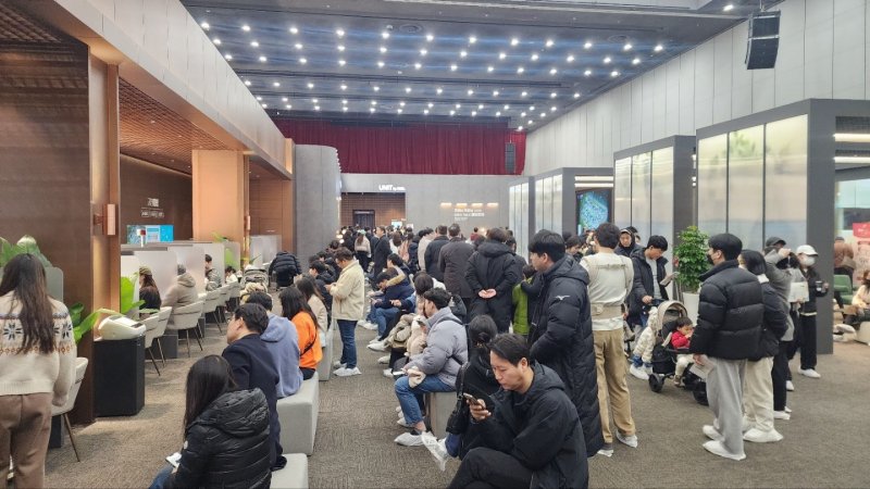 [고양=뉴시스] 경기 고양시 킨텍스 제2전시장 6A 홀에 개장한 창릉지구 공공분양 견본주택을 관람하기 위해 대기자들이 순서를 기다리고 있다.(사진=LH 경기북부지역본부 제공).photo@newsis.com