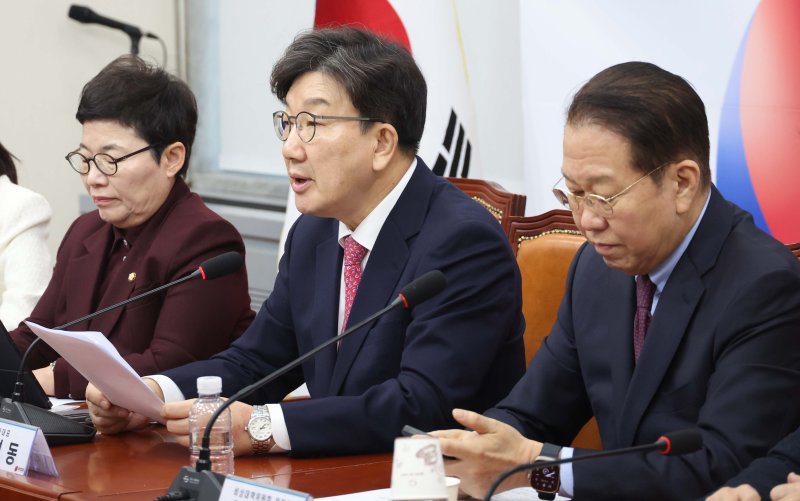 [서울=뉴시스] 조성봉 기자= 권성동 국민의힘 원내대표가 17일 오전 서울 여의도 국회에서 열린 비상대책위원회의에서 발언을 하고 있다. 2025.02.17. suncho21@newsis.com