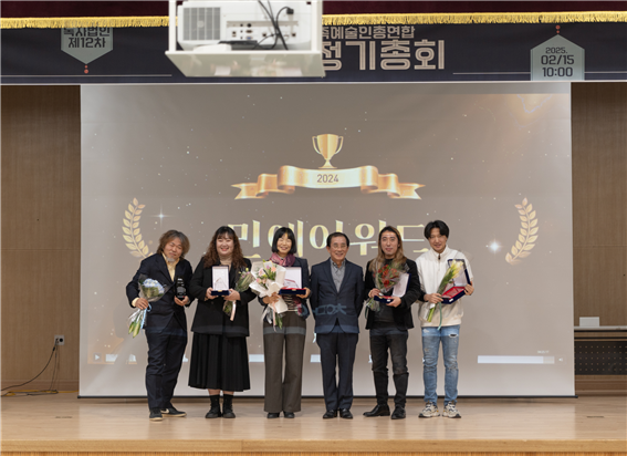 지난 15일 열린 울산민예총 제26차 정기총회와 울산민족예술인의 날 기념식에서 윤은숙 미술 위원장이 '울산민족예술인상'을 수상하는 등 공로자들에 대한 시상식이 열렸다. 울산민예총 제공