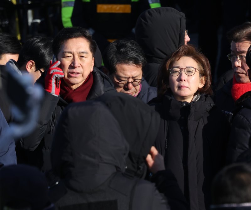 고위공직자범죄수사처(공수처)가 윤석열 대통령 2차 체포영장 집행에 나선 15일 오전 서울 용산구 한남동 대통령 관저 앞에서 김기현 의원과 나경원 의원이 통화를 하고 있다. 2025.1.15/뉴스1 ⓒ News1 송원영 기자