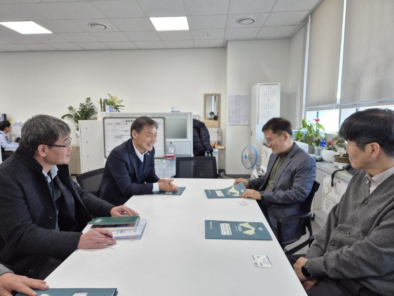 17일 전춘성 전북자치도 진안군수(왼쪽 두번째)이 행정안전부를 방문해 강성희 재난경감과장(왼쪽 세번째)을 만나고 있다.(진안군제공. 재판매 침 DB금지)2025.2.17/뉴스1