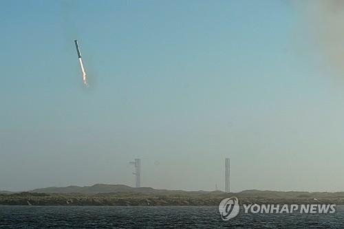 지상 착륙을 시도하는 스페이스X 스타십 로켓의 슈퍼 헤비 부스터 (출처=연합뉴스)