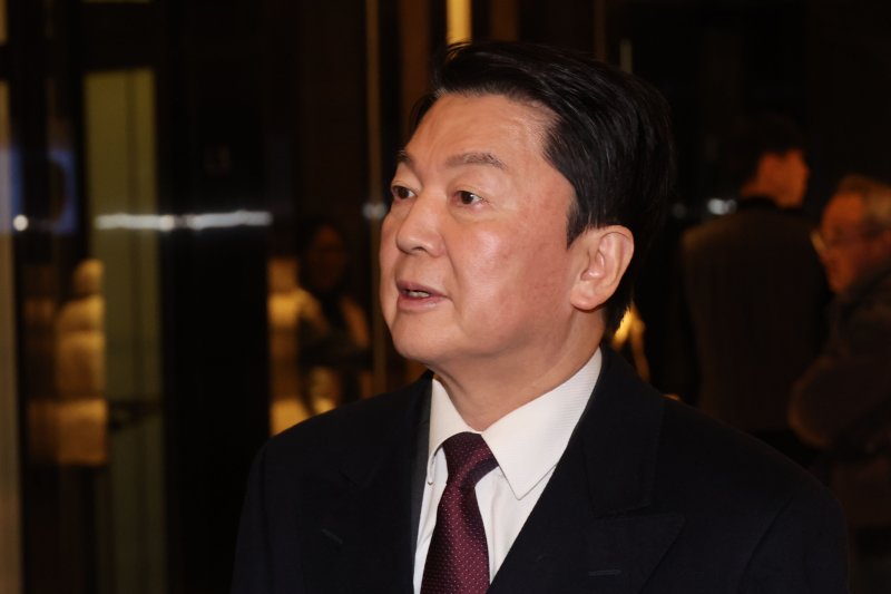 [서울=뉴시스] 권창회 기자 = 안철수 국민의힘 의원이 9일 오후 서울 여의도 한 식당에서 권영세 비상대책위원장과 중진의원들의 비공개 회동을 위해 이동하고 있다. 2025.02.09. kch0523@newsis.com