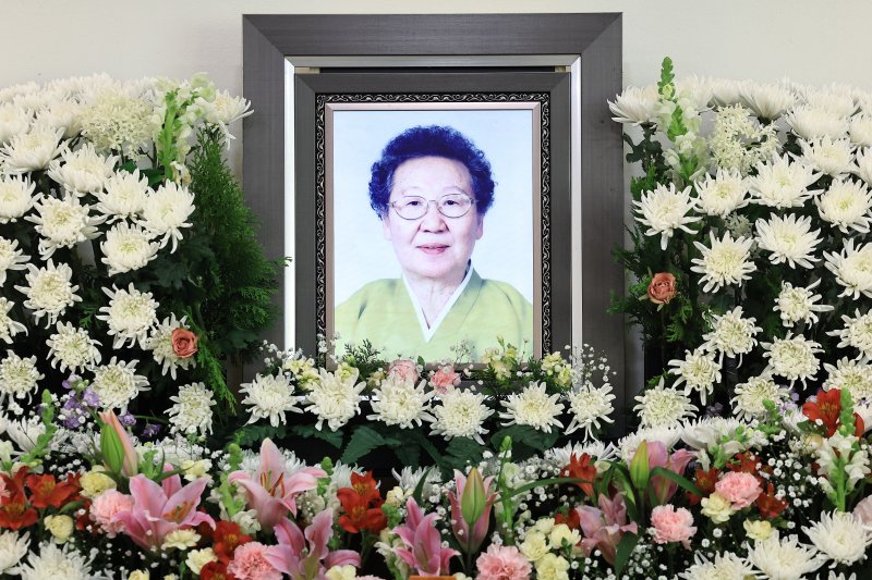 17일 인천시 연수구 원인재로 인천적십자병원 장례식장에 일본군 위안부 피해자 길원옥 할머니의 빈소가 마련되어 있다. 길 할머니의 별세로 남은 위안부 피해 생존자는 7명이 됐으며 이들의 평균 연령은 95.7세다. 연령별로는 90~95세 2명, 96세 이상 5명이다. 2025.2.17/뉴스1 ⓒ News1 박정호 기자