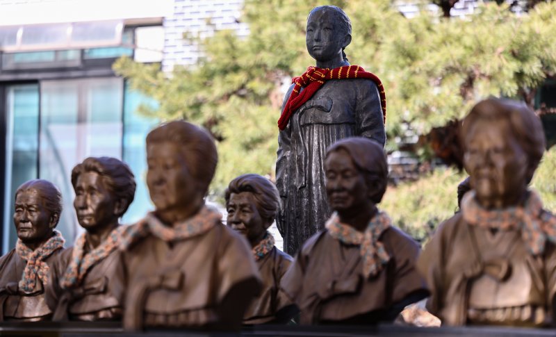 17일 경기 광주시 퇴촌면 나눔의집에 위안부 피해자 할머니들의 흉상이 세워져 있다. 지난 16일 일본군 위안부 피해자인 길옥순 할머니의 별세로 여가부에 등록된 일본군 위안부 피해자 240명 중 생존자는 7명으로 줄었다. 2025.2.17/뉴스1 ⓒ News1 김도우 기자
