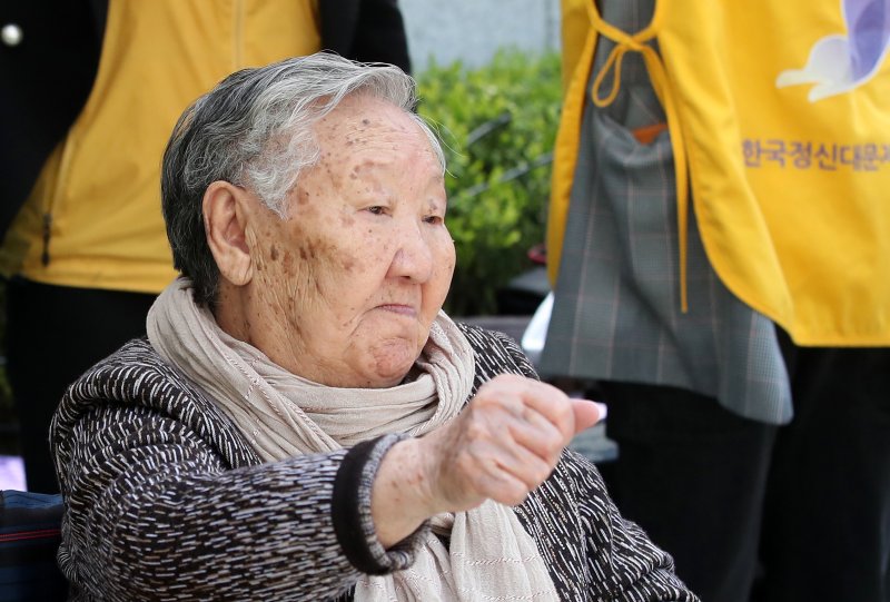 일본군 위안부 피해자 길원옥 할머니가 16일 별세했다. 향년 97세. 빈소는 인천 연수구 인천적십자병원 장례식장에 마련됐다. 길 할머니의 별세로 남은 위안부 피해 생존자는 7명이 됐다. 이들의 평균 연령은 95.7세다. 연령별로는 90~95세 2명, 96세 이상 5명이다. (뉴스1 DB) 2025.2.17/뉴스1