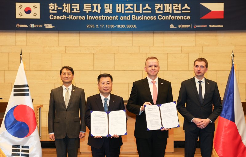 [서울=뉴시스] 코트라(KOTRA·대한무역투자진흥공사)가 체코 투자청과 경제협력 강화를 위한 투자유치 분야 업무협약을 체결했다. 사진은 왼쪽부터 안덕근 산업통상자원부 장관, 강경성 코트라 사장, 얀 미할 체코투자청 청장, 루카쉬 블체크 체코산업통상부 장관 (사진=코트라 제공) photo@newsis.ocm *재판매 및 DB 금지