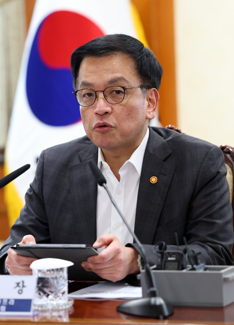 [서울=뉴시스] 최진석 기자 = Al컴퓨팅 인프라 특별위원회 위원장인 최상목 대통령 권한대행 부총리 겸 기획재정부 장관이 17일 서울 종로구 정부서울청사에서 열린 AI 컴퓨팅 인프라 특별위원회에서 발언하고 있다. 2025.02.17. myjs@newsis.com