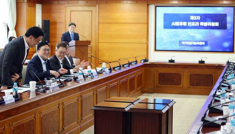 [서울=뉴시스] 최진석 기자 = Al컴퓨팅 인프라 특별위원회 위원장인 최상목 대통령 권한대행 부총리 겸 기획재정부 장관이 17일 서울 종로구 정부서울청사에서 열린 AI 컴퓨팅 인프라 특별위원회에서 인사하고 있다. 2025.02.17. myjs@newsis.com