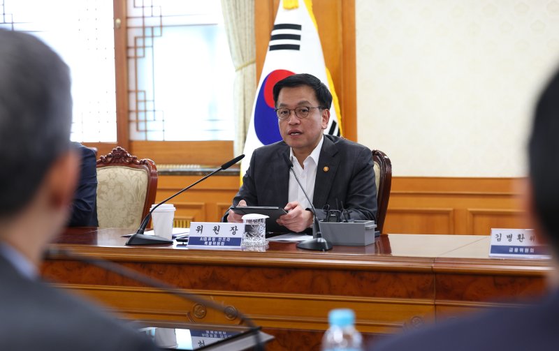 [서울=뉴시스] 최진석 기자 = Al컴퓨팅 인프라 특별위원회 위원장인 최상목 대통령 권한대행 부총리 겸 기획재정부 장관이 17일 서울 종로구 정부서울청사에서 열린 AI 컴퓨팅 인프라 특별위원회에서 발언하고 있다. 2025.02.17. myjs@newsis.com