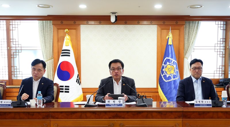 [서울=뉴시스] 최진석 기자 = Al컴퓨팅 인프라 특별위원회 위원장인 최상목 대통령 권한대행 부총리 겸 기획재정부 장관이 17일 서울 종로구 정부서울청사에서 AI 컴퓨팅 인프라 특별위원회를 주재하고 있다. 2025.02.17. myjs@newsis.com