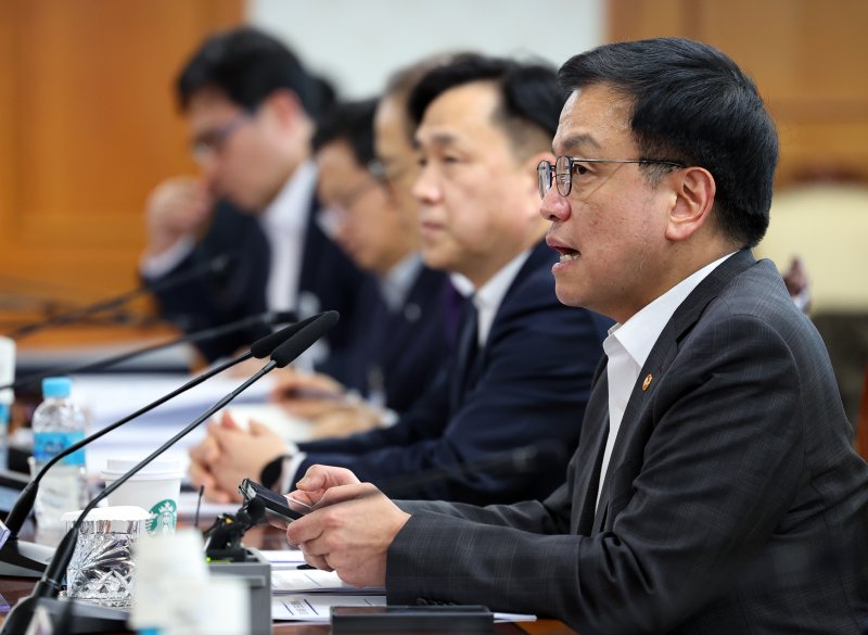 [서울=뉴시스] 최진석 기자 = Al컴퓨팅 인프라 특별위원회 위원장인 최상목 대통령 권한대행 부총리 겸 기획재정부 장관이 17일 서울 종로구 정부서울청사에서 열린 AI 컴퓨팅 인프라 특별위원회에서 발언하고 있다. 2025.02.17. myjs@newsis.com