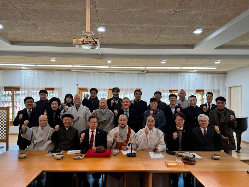 17일 오전 부산 금정구 범어사 선문화교육관에서 열린 정기회의 참석자들이 단체 기념사진을 촬영하고 있다. 온종합병원 제공
