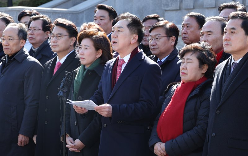 국민의힘 의원들이 17일 서울 종로구 헌법재판소 앞에서 윤석열 대통령 최소한 방어권 보장 촉구 및 불공정성 규탄과 관련해 헌법재판소 사무처장을 면담하기에 앞서 기자회견을 하고 있다. (공동취재) 2025.2.17/뉴스1 ⓒ News1 김성진 기자