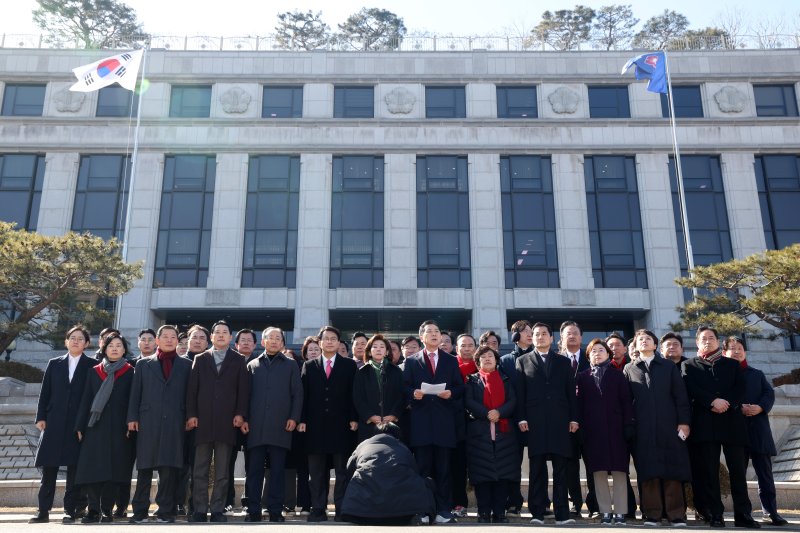 국민의힘 의원들이 17일 서울 종로구 헌법재판소 앞에서 윤석열 대통령 최소한 방어권 보장 촉구 및 불공정성 규탄과 관련해 헌법재판소 사무처장을 면담하기에 앞서 기자회견을 하고 있다. (공동취재) 2025.2.17/뉴스1 ⓒ News1 김성진 기자
