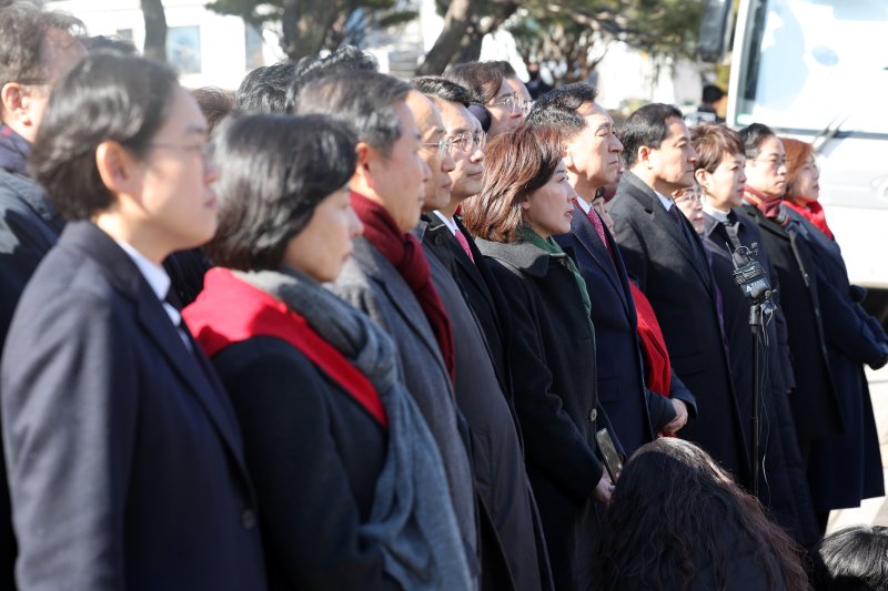 국민의힘 의원들이 17일 서울 종로구 헌법재판소 앞에서 윤석열 대통령 최소한 방어권 보장 촉구 및 불공정성 규탄과 관련해 헌법재판소 사무처장을 면담하기에 앞서 기자회견을 하고 있다. (공동취재) 2025.2.17/뉴스1 ⓒ News1 김성진 기자