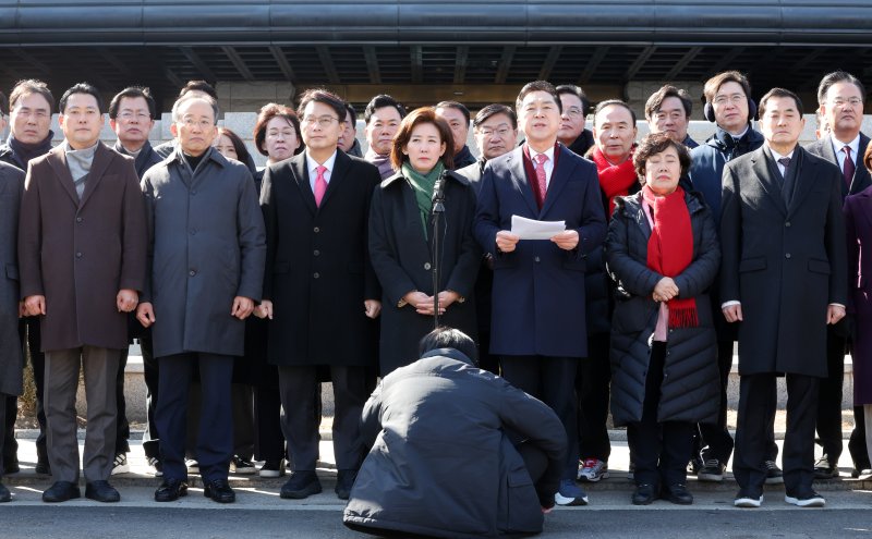 국민의힘 의원들이 17일 서울 종로구 헌법재판소 앞에서 윤석열 대통령 최소한 방어권 보장 촉구 및 불공정성 규탄과 관련해 헌법재판소 사무처장을 면담하기에 앞서 기자회견을 하고 있다. (공동취재) 2025.2.17/뉴스1 ⓒ News1 김성진 기자