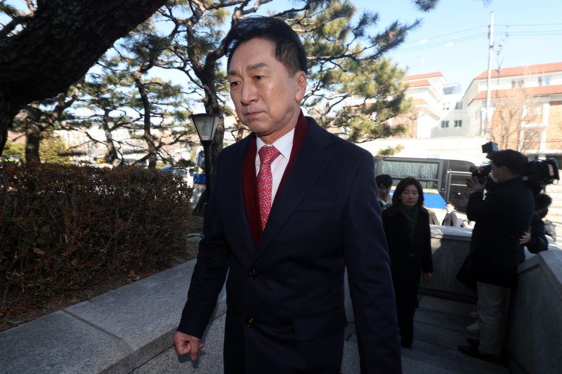 김기현 국민의힘 의원이 17일 서울 종로구 헌법재판소에서 헌법재판소 사무처장을 면담하기 위해 이동하고 있다. (공동취재) 2025.2.17/뉴스1 ⓒ News1 김성진 기자