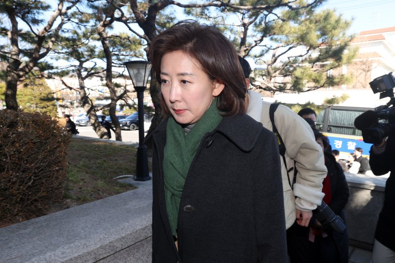 나경원 국민의힘 의원이 17일 서울 종로구 헌법재판소에서 헌법재판소 사무처장을 면담하기 위해 이동하고 있다. (공동취재) 2025.2.17/뉴스1 ⓒ News1 김성진 기자