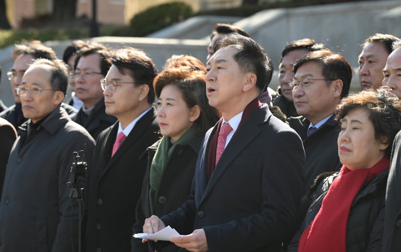 17일 서울 종로구 헌법재판소 앞에서 김기현, 나경원, 윤상현 국민의힘 의원을 비롯한 여당 의원들이 윤석열 대통령 최소한 방어권 보장 촉구 및 불공정성 규탄과 관련해 헌법재판소 사무처장을 면담하기에 앞서 기자회견을 하고 있다. (공동취재) 2025.2.17/뉴스1 ⓒ News1 김성진 기자