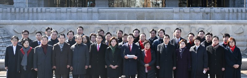17일 서울 종로구 헌법재판소 앞에서 김기현, 나경원, 윤상현 국민의힘 의원을 비롯한 여당 의원들이 윤석열 대통령 최소한 방어권 보장 촉구 및 불공정성 규탄과 관련해 헌법재판소 사무처장을 면담하기에 앞서 기자회견을 하고 있다. (공동취재) 2025.2.17/뉴스1 ⓒ News1 김성진 기자