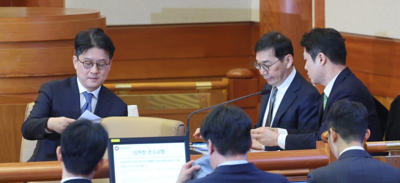 [서울=뉴시스] 김금보 기자 = 이창수(왼쪽부터) 서울중앙지검장, 조상원 4차장검사, 최재훈 반부패수사2부장검사가 17일 오후 서울 종로구 헌법재판소 대심판정에서 열린 자신들에 대한 탄핵심판 1차 변론기일에서 재판을 기다리고 있다. 2025.02.17. kgb@newsis.com