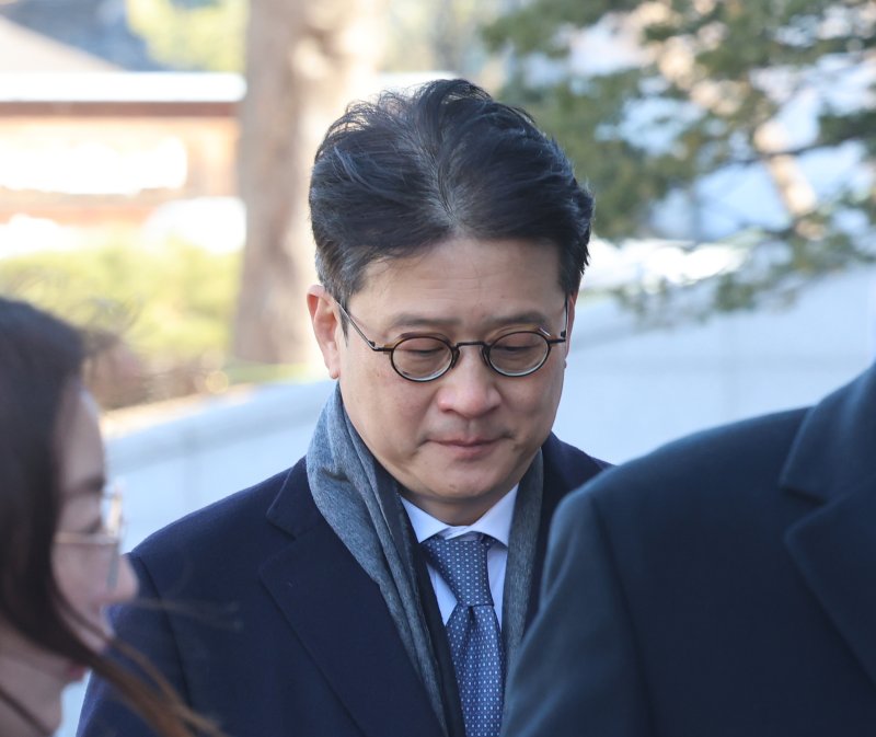 [서울=뉴시스] 김금보 기자 = 이창수 서울중앙지검장이 17일 오후 서울 종로구 헌법재판소에서 열리는 탄핵심판 1차 변론기일에 출석하고 있다. 2025.02.17. kgb@newsis.com
