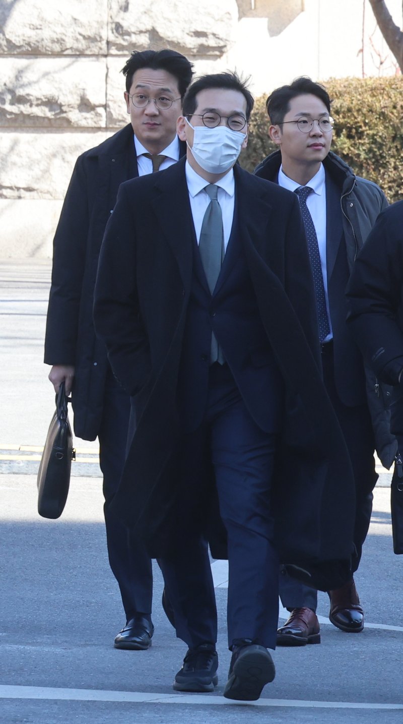 [서울=뉴시스] 김금보 기자 = 조상원 4차장검사가 17일 오후 서울 종로구 헌법재판소에서 열리는 탄핵심판 1차 변론기일에 출석하고 있다. 2025.02.17. kgb@newsis.com