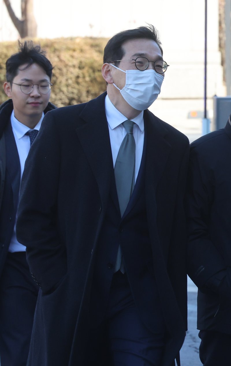 [서울=뉴시스] 김금보 기자 = 조상원 4차장검사가 17일 오후 서울 종로구 헌법재판소에서 열리는 탄핵심판 1차 변론기일에 출석하고 있다. 2025.02.17. kgb@newsis.com