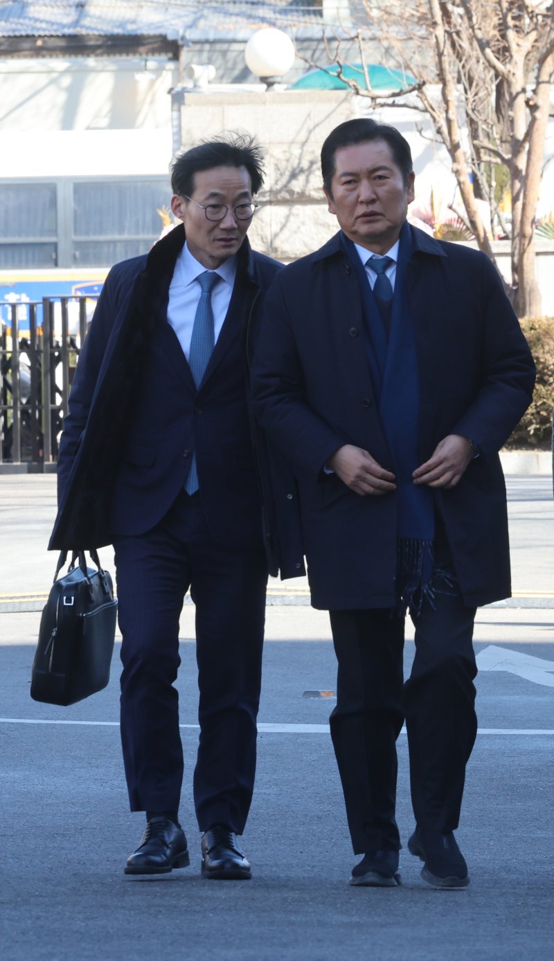 [서울=뉴시스] 김금보 기자 = 정청래 국회 법사위원장과 김민석 더불어민주당 최고의원이 17일 서울 종로구 헌법재판소 대심판정에서 열린 이창수 서울중앙지검장, 조상원 4차장검사, 최재훈 반부패수사2부장검사에 대한 탄핵심판 1차 변론기일에 출석하고 있다. 2025.02.17. kgb@newsis.com