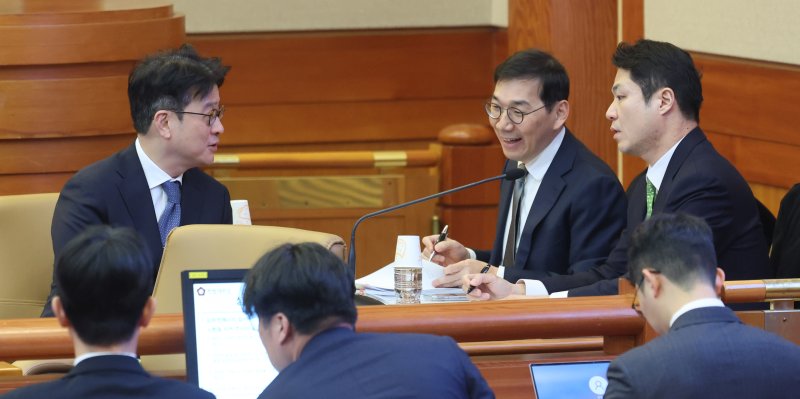 [서울=뉴시스] 김금보 기자 = 이창수(왼쪽부터) 서울중앙지검장, 조상원 4차장검사, 최재훈 반부패수사2부장검사가 17일 오후 서울 종로구 헌법재판소 대심판정에서 열린 자신들에 대한 탄핵심판 1차 변론기일에서 재판을 기다리며 대화하고 있다. 2025.02.17. kgb@newsis.com