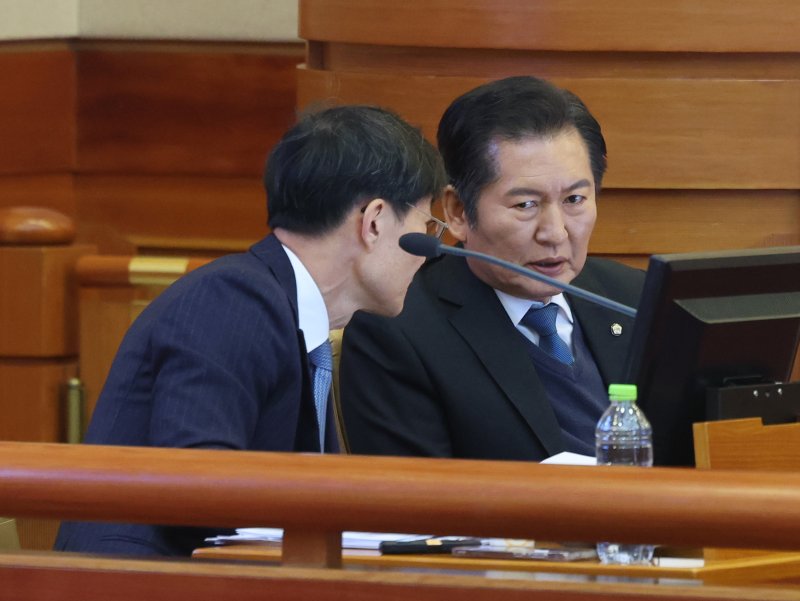[서울=뉴시스] 김금보 기자 = 정청래 국회 법사위원장과 김민석 더불어민주당 최고의원이 17일 서울 종로구 헌법재판소 대심판정에서 열린 이창수 서울중앙지검장, 조상원 4차장검사, 최재훈 반부패수사2부장검사에 대한 탄핵심판 1차 변론기일에서 재판을 기다리며 대화하고 있다. 2025.02.17. kgb@newsis.com