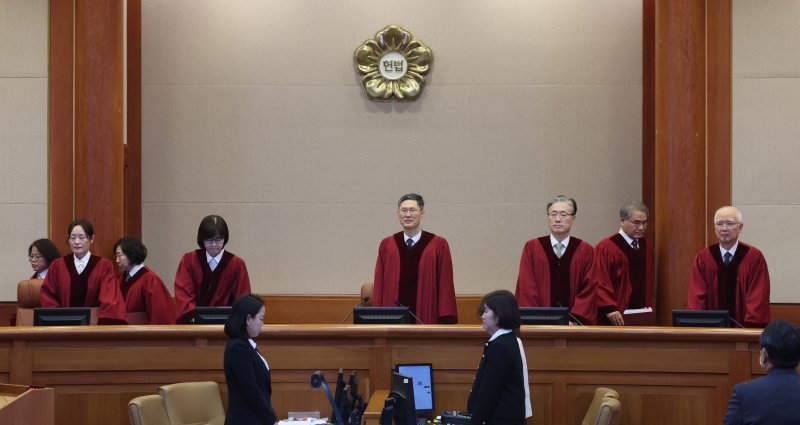 [서울=뉴시스] 김금보 기자 = 문형배 헌법재판소장 권한대행을 비롯한 헌법재판관들이 17일 오후 서울 종로구 헌법재판소에서 열린 이창수 서울중앙지검장, 조상원 4차장검사, 최재훈 반부패수사2부장검사에 대한 탄핵심판 1차 변론기일에서 대심판정에 입장하고 있다. 2025.02.17. kgb@newsis.com