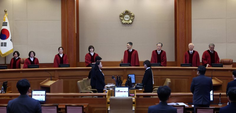 [서울=뉴시스] 김금보 기자 = 문형배 헌법재판소장 권한대행을 비롯한 헌법재판관들이 17일 오후 서울 종로구 헌법재판소에서 열린 이창수 서울중앙지검장, 조상원 4차장검사, 최재훈 반부패수사2부장검사에 대한 탄핵심판 1차 변론기일에서 대심판정에 입장하고 있다. 2025.02.17. kgb@newsis.com