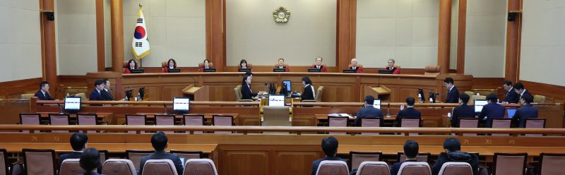 [서울=뉴시스] 김금보 기자 = 문형배 헌법재판소장 권한대행을 비롯한 헌법재판관들이 17일 오후 서울 종로구 헌법재판소에서 열린 이창수 서울중앙지검장, 조상원 4차장검사, 최재훈 반부패수사2부장검사에 대한 탄핵심판 1차 변론기일에서 대심판정에 착석해 있다. 2025.02.17. kgb@newsis.com