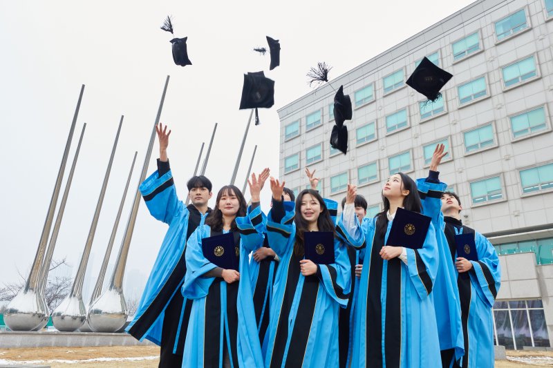 인하대학교가 14일 본관 대강당에서 2025년 2월 학위수여식을 진행한 가운데 학생들이 학사모를 들고 기념사진을 찍고 있다.(인하대 제공)2025.2.17/뉴스1 ⓒ News1 박소영 기자